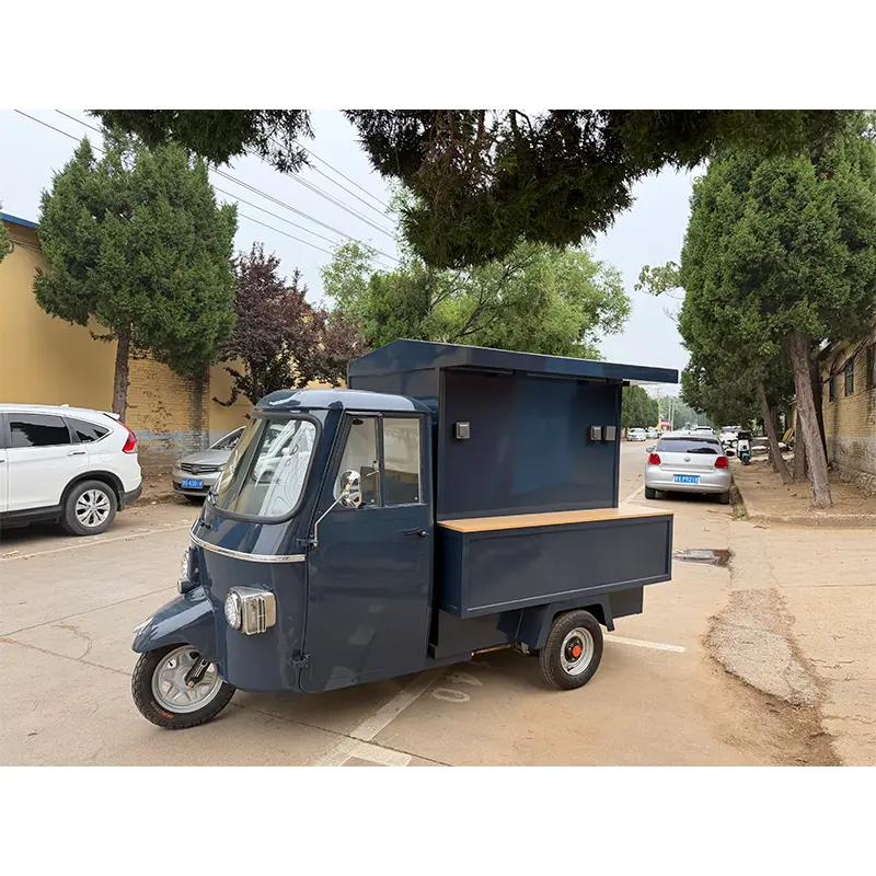 Iš šono atidaromas greito maisto furgonas Piaggio
